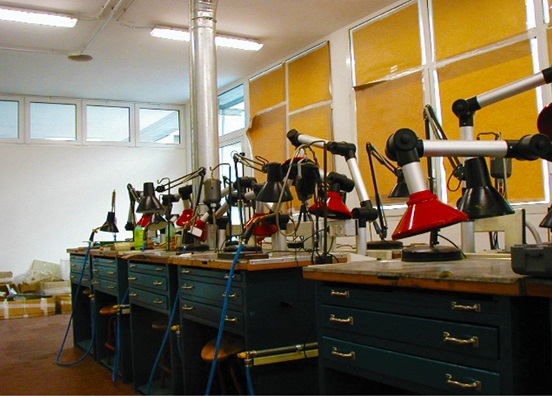 Workshop with several AerService LAB arms in use, with standard red hood